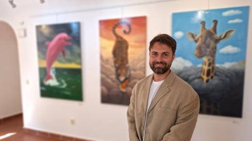 Grafik a malíř Adam Jílek vystavuje kolekci svých děl nazvanou Mindset: Vidět krásu, když svět hoří? v Galerii U Radnice v Táboře