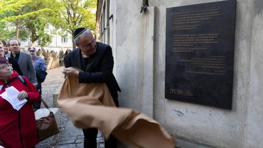 Židovské muzeum v Praze v rámci oslav 120 let od svého založení odhalilo památník 161 zaměstnancům, díky nimž přežilo období nacismu