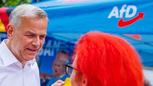 Leif-Erik Holm z AfD mluví s voliči během kampaně před volbami s Meklenbursku-Předním Pomořansku