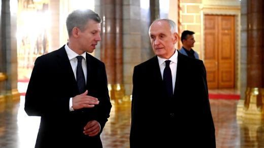 Dva nejvyšší představitelé Maďarska, zleva premiér Péter Magyar a prezident András Baka