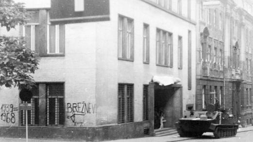 Tank před budovou brněnského rozhlasu, 1968