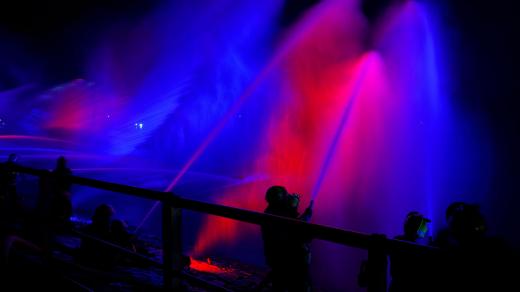 Připomínka cisterciáků za pomoci laseru a plovoucí ryby. Ve Žďáře nad Sázavou měli hasičskou fontánu