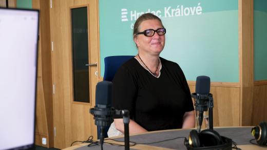 Kateřina Andršová ve studiu Českého rozhlasu Hradec Králové