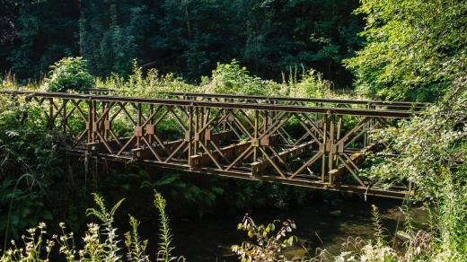 Unikátní Bailey Bridge přes řeku Kamenici