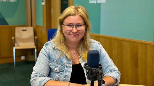 Lucie Pecinová ve studiu Českého rozhlasu Hradec Králové