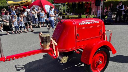 Do Proskovic se vrací historická hasičská stříkačka