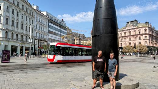 Popularizátor hantecu Jan „Žanek“ Hlaváček (vlevo) a ředitel Ústavu přístrojové techniky Akademie věd Josef Lazar (vpravo) před Brněnským orlojem na Náměstí Svobody v Brně