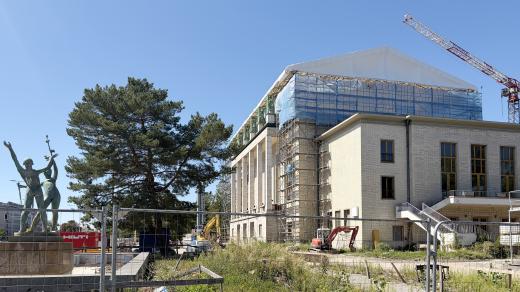 Jeřáb se nehýbá, bagry jsou zaparkované. Stavba koncertního sálu v Ostravě je pozastavená