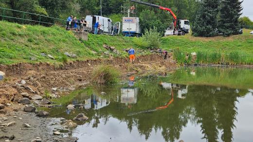 Praskliny v hrázi opravují technici u jihlavského rybníka