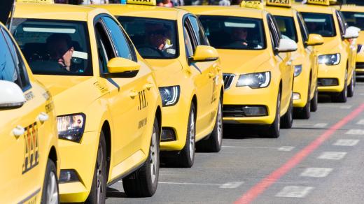 Pražský magistrát zvýšil ceny, které můžou řidiči taxislužeb účtovat za ujetý kilometr a nástup do auta. (Ilustrační foto)