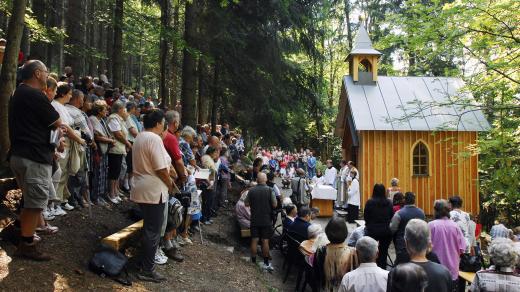Mše u Mariánské kaple ve Stromkovicích