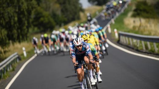Cyklisté při první etapě na Czech Tour