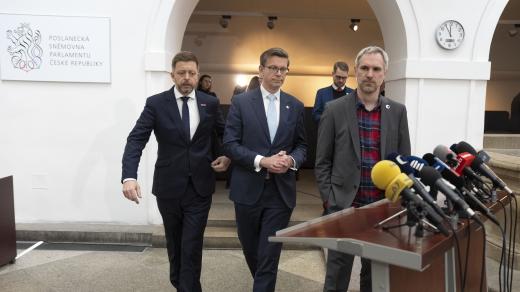 Lídři opozičních stran. Zleva Vít Rakušan (STAN), Martin Kupka (ODS), Zdeněk Hřib (Piráti) a v pozadí Matěj Ondřej Havel (TOP 09)