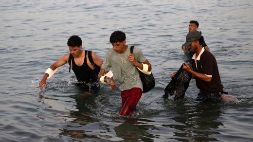 Španělsko začalo s umisťováním bariéry proti migrantům na moři u Ceuty