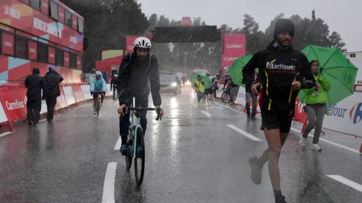 Třetí etapu Vuelty ovlivnilo počasí takovým způsobem, že závodníci do cíle nedojeli