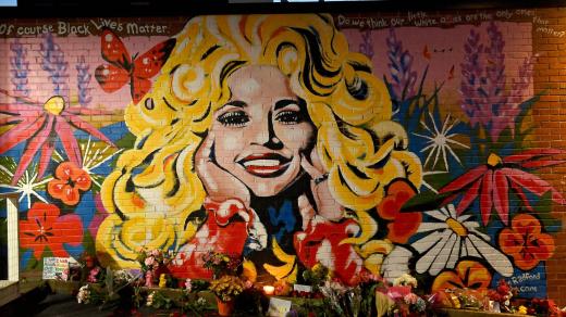 Pieta za Dolly Parton před jejím domem v americkém Brentwoodu ve státě Tennessee (fotografie z 25. srpna 2026)