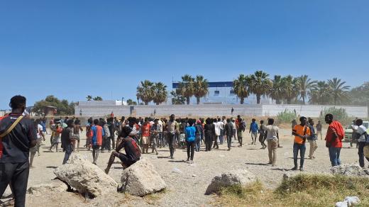 Pláž del Trampolín na kraji města Ceuta v blízkosti přijímacího centra pro migranty CITE