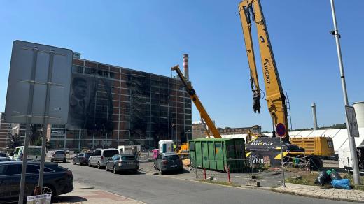 V první řadě bude nejdůležitější v rámci demolice bezpečně odstranit nestabilní část budovy