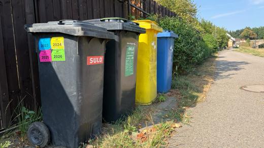 V rámci systému door-to-door má každá domácnost čtyři popelnice: na plast, papír, sklo a směsný odpad