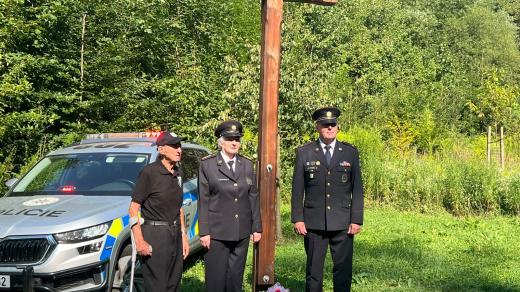 Před 50 lety se začal psát scénář vraždy, která otřásla Československem (vlevo kapitán ve výslužbě Eduard Daněk, foceno u kříže, který událost připomíná)