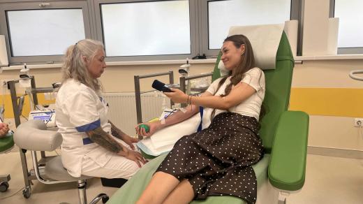 Nemocnice v Českých Budějovicích aktuálně potřebuje dárce krve všech krevních skupin. Pravidelné odběry teď komplikují hlavně dovolené v zahraničí
