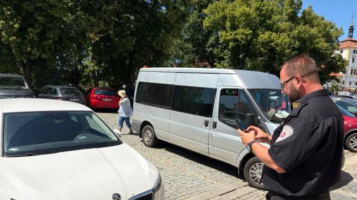 „Ověřím si, jestli vozidlo nemá zaplacený parkovné. Platba nenalezená,“ ukazuje Šach