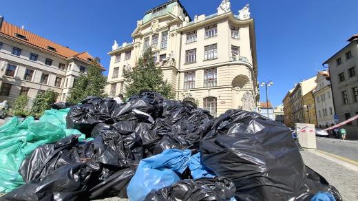 Velké množství pet lahví a plechovek od nápojů obsahují koše v centru Prahy