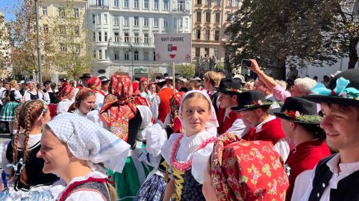 Součástí kroje je červený turecký šátek, každá městská část má svůj vlastní úvaz