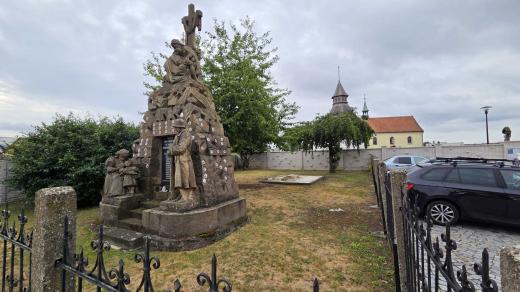 Barokní sousoší svatého Jana Nepomuckého ve Starém Městě se po 70 letech vrátí na své původní místo