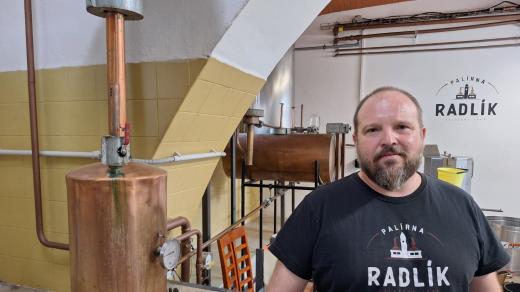 Ovocné lihovary kupují letos pro svoji potřebu i ovoce, které nedorostlo do konzumní velikosti. Palírna Radlík bude shánět ovoce po celé Evropě