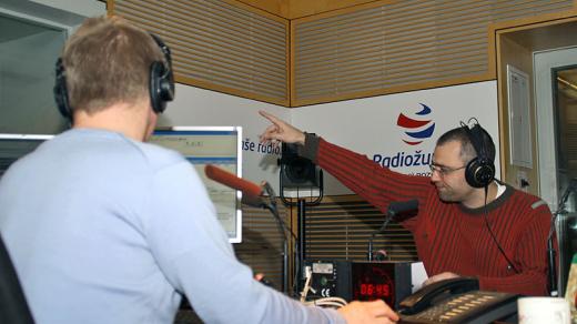 Zprávař Pavel Prouza a moderátor Petr Král