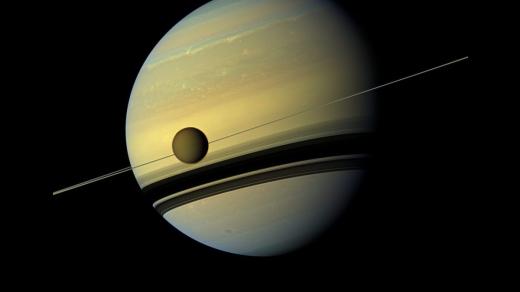 Titan je největší měsíc planety Saturn
