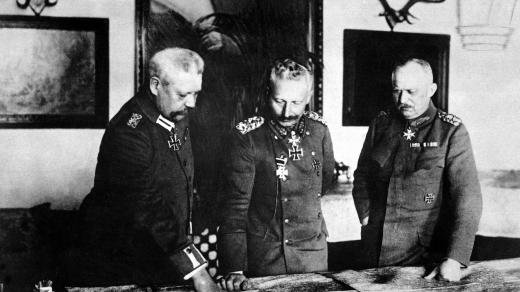 Rok 1917, vrchní štáb. Generál Paul von Hindenburg, císař Wilhelm II. a generál Erich Ludendorff