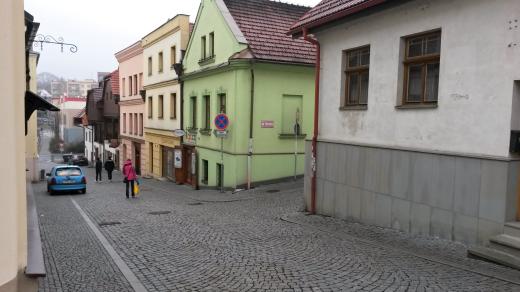 Hluboká ulice je dnes klidným místem, dříve tu chodila procesí věřících