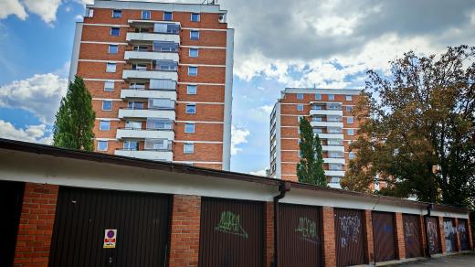 Domy na úpatí vrchu Bohdalec navrhl architekt Karel Vejmelka v roce 1976