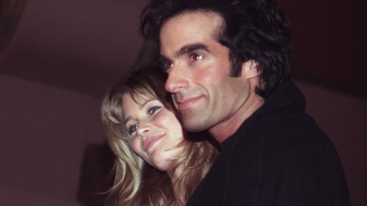 Iluzionista David Copperfield se svojí tehdejší přítelkyní, supermodelkou Claudií Schifferovou v roce 1993