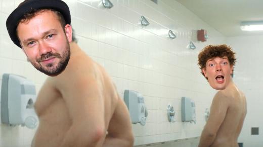 Spalující rivalita mezi nahými chudáčky ve sprše