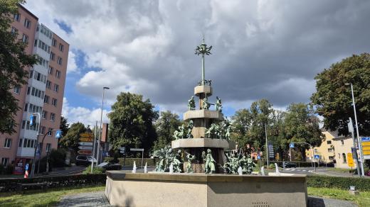 Chebská kašna před muzeem Egerlandska v Marktredwitz zobrazuje selskou svatbu