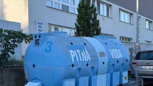 Pitná voda neteče z kohoutku zhruba 20 tisícům lidí, jednou s postižených obcí jsou Zdiby