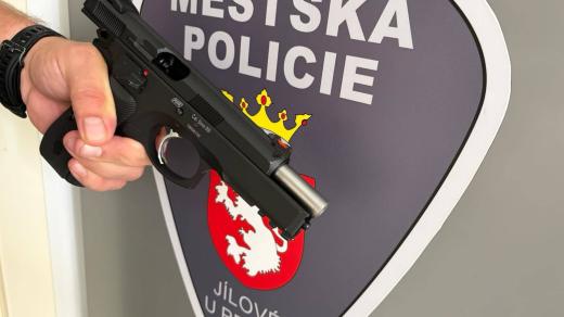 Airsoftová zbraň podobná té, kterou v Jílovém u Prahy vytáhl mladý muž