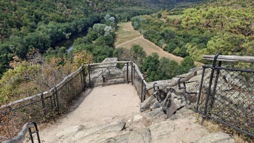 Z vyhlídky se nabízejí krásná panoramata Národního parku Podyjí