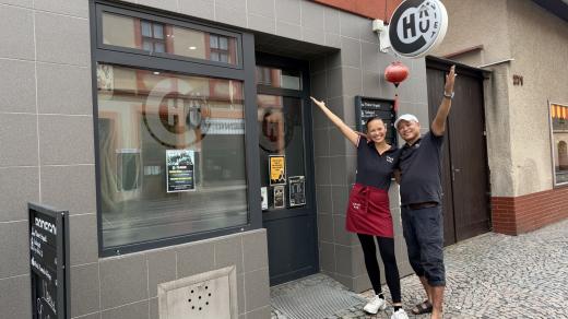 Monika Leová se svým otcem u restaurace Chau Viet