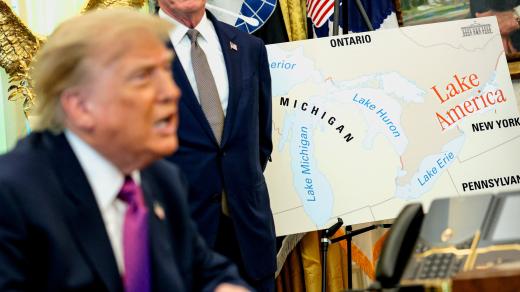 Při podpisu dekretu o přejmenování jezera Ontario na Lake America ukázal Donald Trump i mapu s již přejmenovaným jezerem