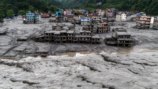 Záplavy v Nepálu a Tibetu si vyžádaly nejméně 1225 obětí