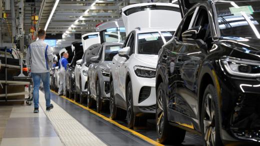 Technici pracují na výrobní lince elektromobilů koncernu Volkswagen v německém Cvikově