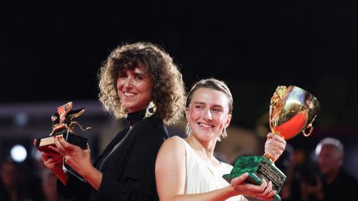 Režisérka May el-Toukhyová a herečka Mathilde Arcelová získaly na benátském festivalu ocenění za film Neznámá žena