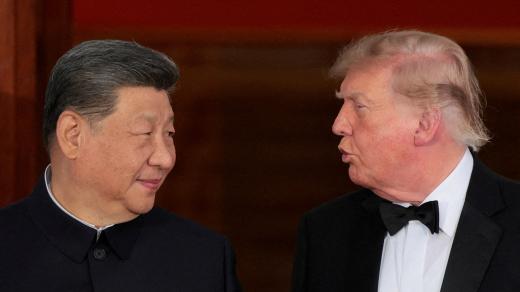 Americký prezident Donald Trump hovoří s čínským prezidentem Si Ťin-pchingem