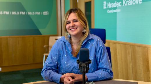 Kristýna Kratochvílová Gilarová ve studiu Českého rozhlasu Hradec Králové