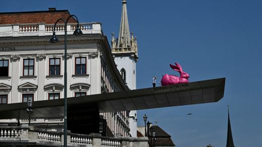 Pracovníci instalují na střeše muzea Albertina ve Vídni velkou sochu Mladý zajíc, dílo německého konceptuálního umělce Ottmara Hoerla