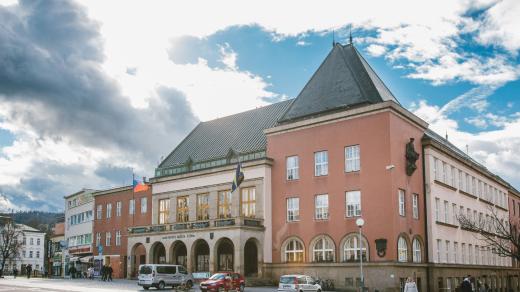 Zlínská radnice na náměstí Míru ve Zlíně. Byla postavena v roce 1923 na místě starší vyhořelé renesanční radnice zlínským architektem Františkem Lydií Gahurou